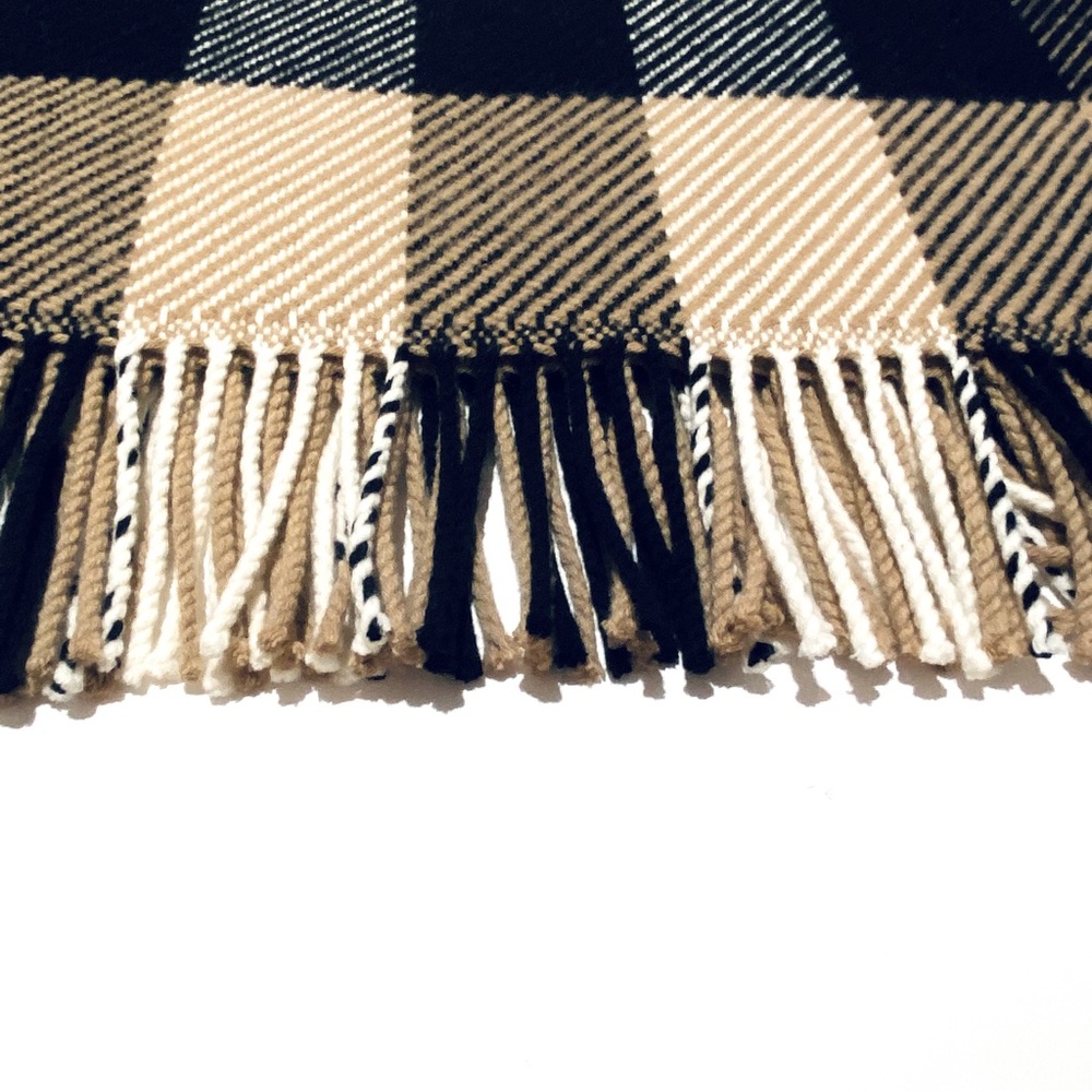BURBERRY CHECK WOOL & CASHMERE FRINGE CAPE. - Picture 7 of 12